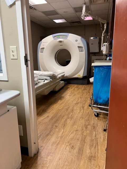 A room with a bed and mri machine in it