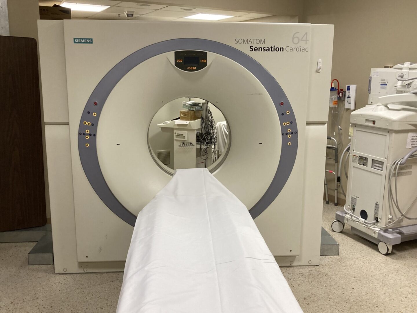 A white blanket is in front of an mri machine.